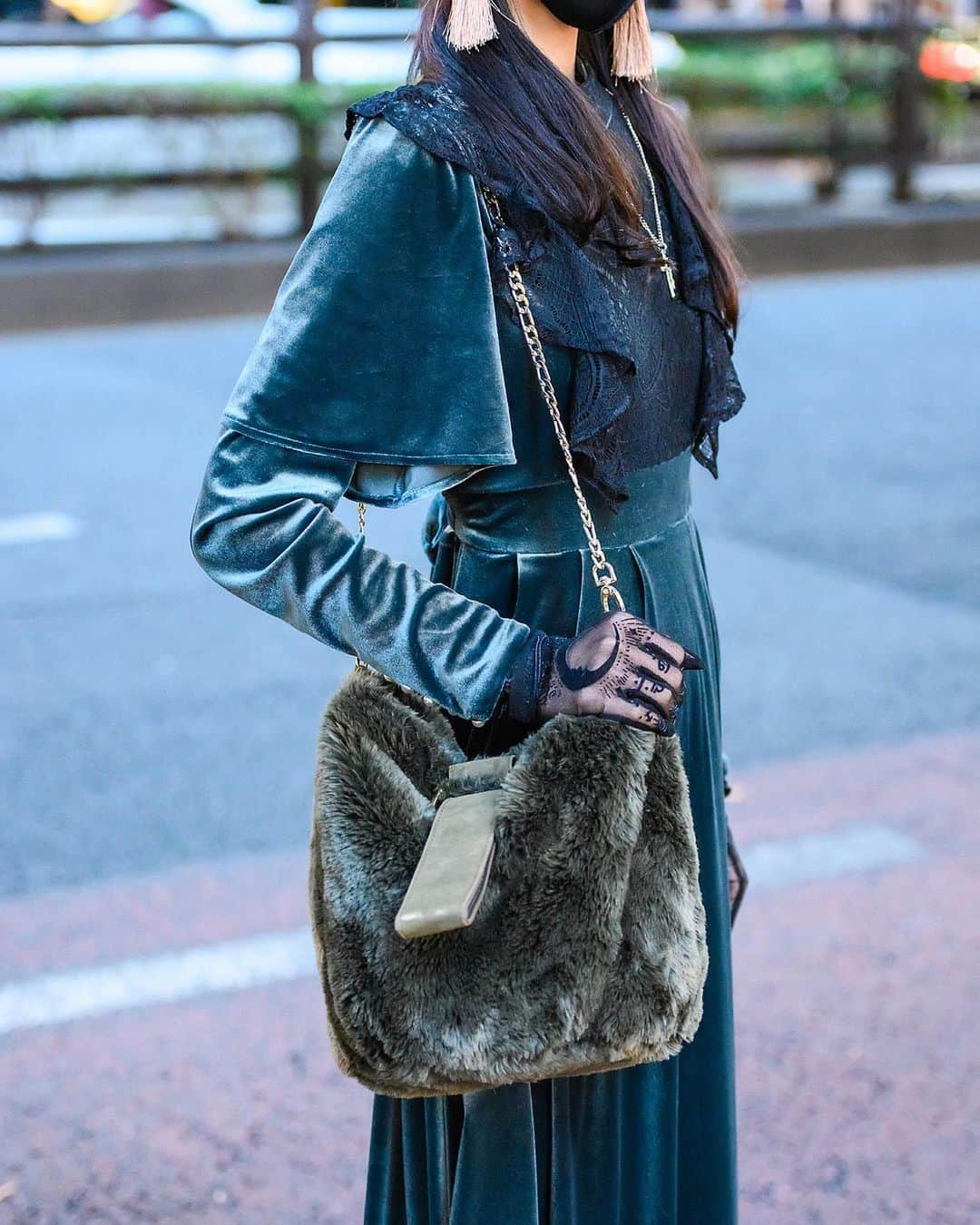 Harajuku Japanさんのインスタグラム写真 - (Harajuku JapanInstagram)「18-year-old Japanese student Mikael (@mikael_140506) on the street in Harajuku. She’s wearing a green velvet dress by Pameo Pose with a Tete salon de Chapeau pillbox hat, Restyle lace gloves (swipe left for closeup), Snidel faux fur bag, accessories by Killstar, and black leather shoes.」2月28日 5時07分 - tokyofashion