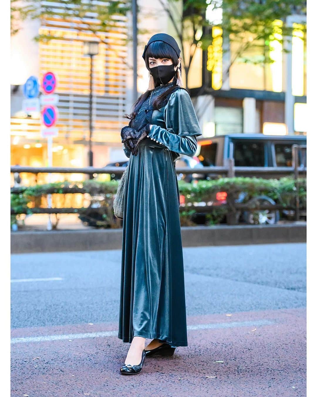 のインスタグラム：「18-year-old Japanese student Mikael (@mikael_140506) on the street in Harajuku. She’s wearing a green velvet dress by Pameo Pose with a Tete salon de Chapeau pillbox hat, Restyle lace gloves (swipe left for closeup), Snidel faux fur bag, accessories by Killstar, and black leather shoes.」