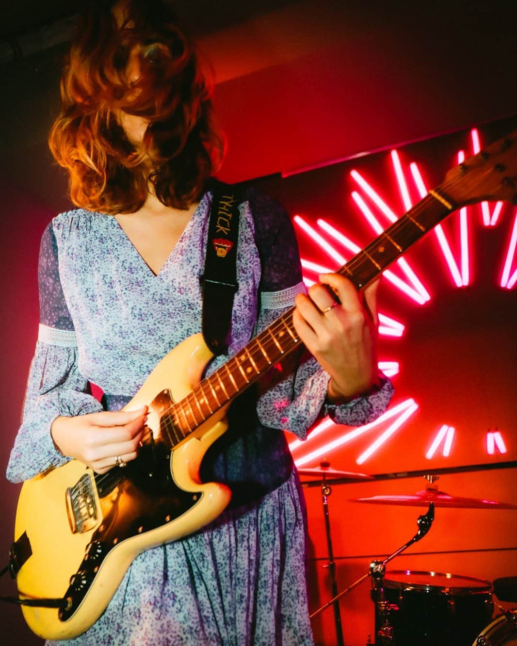 ニコールミラーのインスタグラム：「Guitar solo in our new Mama Ditsy Mini Dress with @thickinbrooklyn 🎸🎸🎸 #NMSpring21 #newarrivals」
