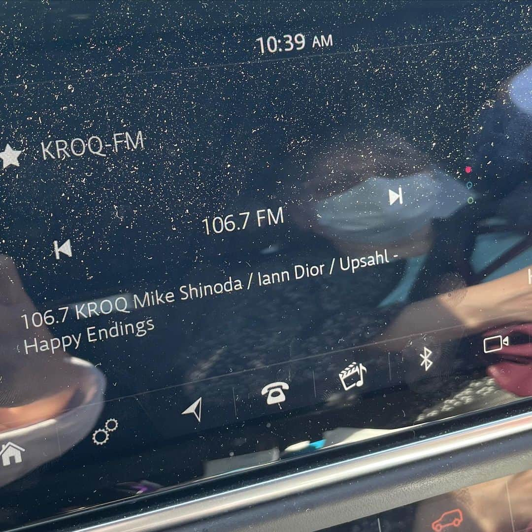 サマンサ・ロンソンのインスタグラム：「Awwwww shit!!!! #happyendings on @kroq! What‽‽‽ Thank you @marinagafshar for sending me this. You know I’m gonna sit in my car til they play it again! Happy Saturday! @m_shinoda @upsahlmusic @petenappi @ianndior   Also- come to twitch.tv/samantharonson for our regularly scheduled pool party at 2pm PST where I will be playing this song! #allhits #poolparty  #dj」