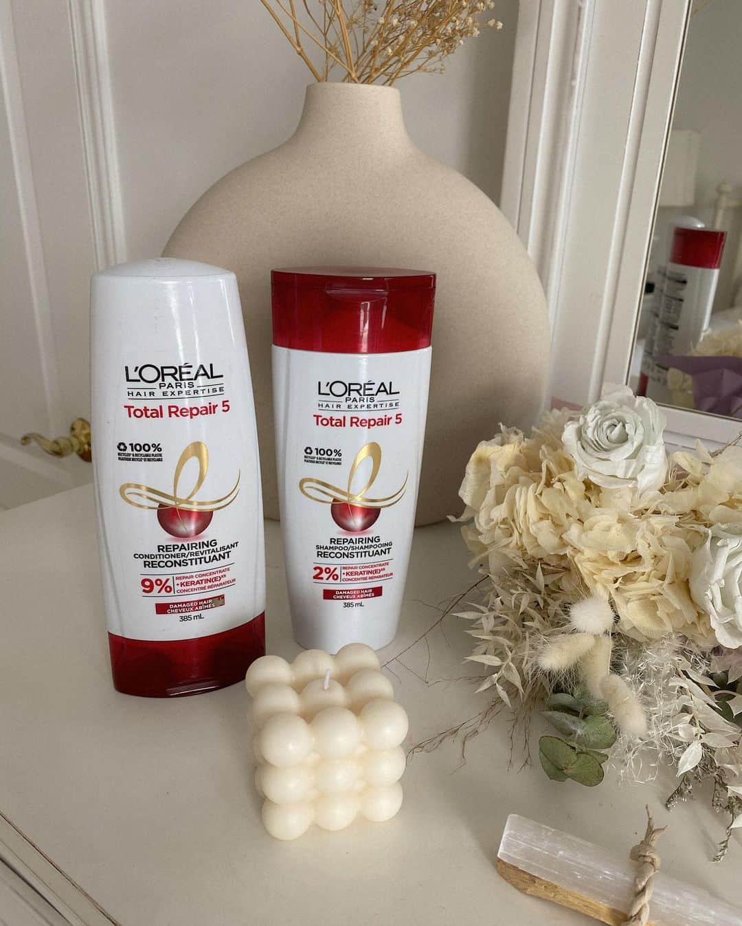 Alex Centomoさんのインスタグラム写真 - (Alex CentomoInstagram)「happy hair days ✨🤍🌷 always making sure to add some extra love to my hair care routine during the colder months because that’s when I need it the most. i’m loving the @lorealparis Total Repair 5 shampoo and conditioner because it’s made with repair concentrate + keratin xs! it’s helped my hair feel a lot stronger and i have visibly less split ends (which is what i always struggle with in the winter). i also love that all their bottles are made from 100% recycled and recyclable plastic 🥰 #nothingrepairsbetter #ad」2月28日 5時08分 - alexcentomo