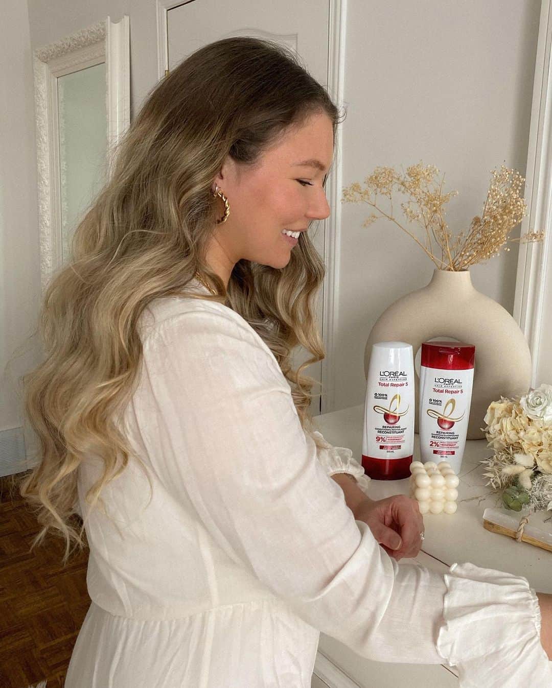Alex Centomoさんのインスタグラム写真 - (Alex CentomoInstagram)「happy hair days ✨🤍🌷 always making sure to add some extra love to my hair care routine during the colder months because that’s when I need it the most. i’m loving the @lorealparis Total Repair 5 shampoo and conditioner because it’s made with repair concentrate + keratin xs! it’s helped my hair feel a lot stronger and i have visibly less split ends (which is what i always struggle with in the winter). i also love that all their bottles are made from 100% recycled and recyclable plastic 🥰 #nothingrepairsbetter #ad」2月28日 5時08分 - alexcentomo