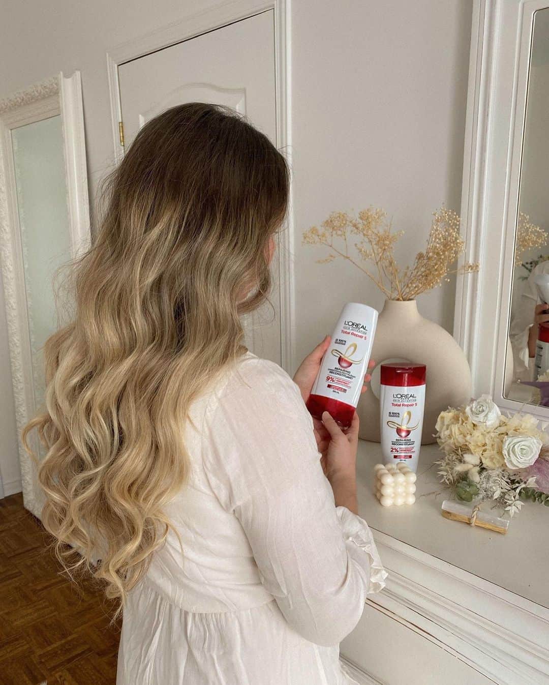 Alex Centomoのインスタグラム：「happy hair days ✨🤍🌷 always making sure to add some extra love to my hair care routine during the colder months because that’s when I need it the most. i’m loving the @lorealparis Total Repair 5 shampoo and conditioner because it’s made with repair concentrate + keratin xs! it’s helped my hair feel a lot stronger and i have visibly less split ends (which is what i always struggle with in the winter). i also love that all their bottles are made from 100% recycled and recyclable plastic 🥰 #nothingrepairsbetter #ad」