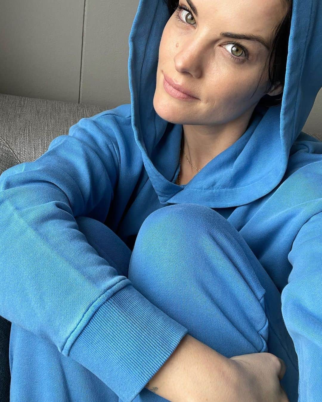 ジェイミー・アレクサンダーのインスタグラム：「While in Sydney, I’ve been checking out some incredible Aussie designers. My newest obsession: @camillaandmarc 😍 This shade of blue! 🤤 Sooo good! 💕✨ 🇦🇺#brotherandsister  #australia #camillaandmarc」