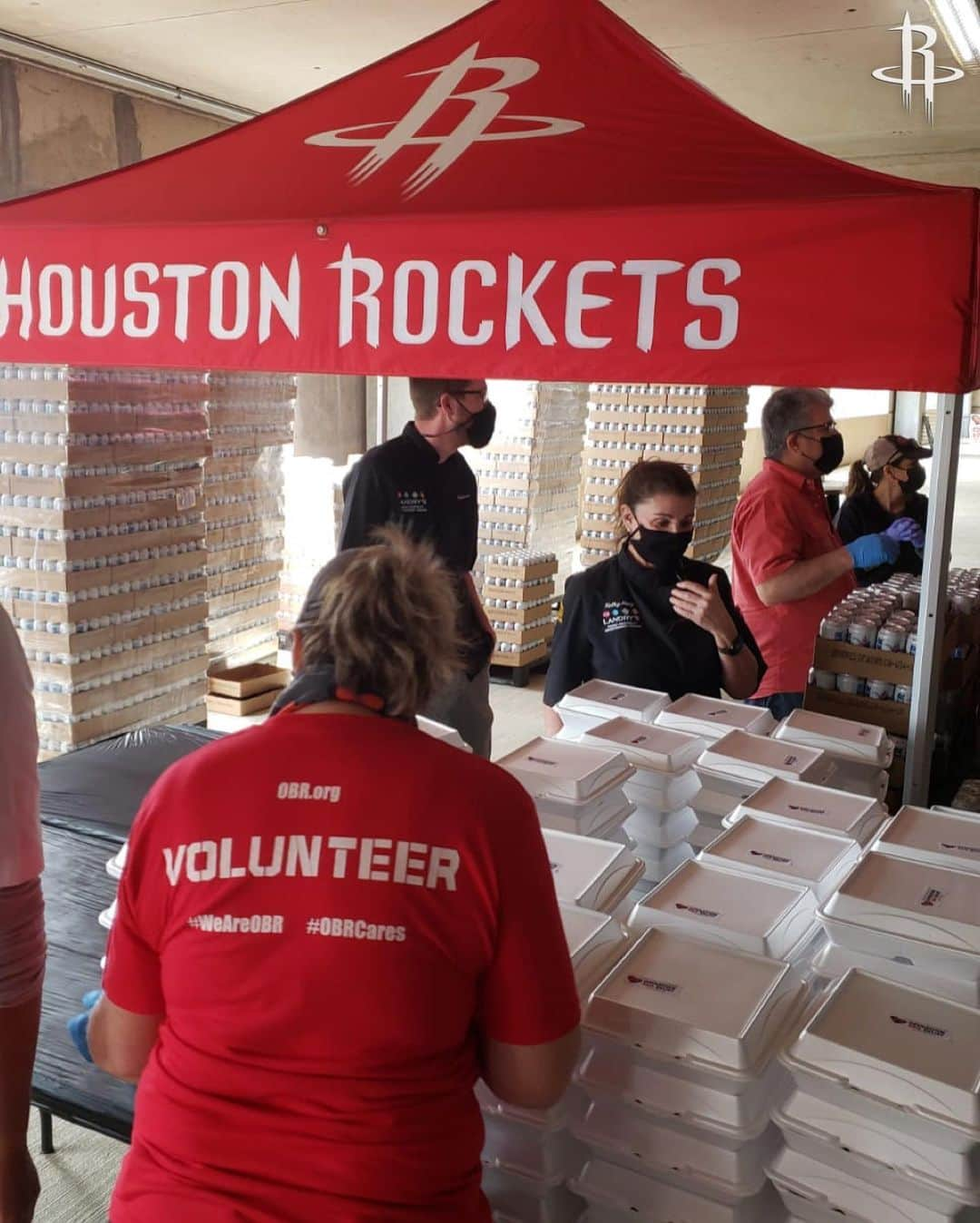 ヒューストン・ロケッツさんのインスタグラム写真 - (ヒューストン・ロケッツInstagram)「Big S/O to @opbbqrelief for partnering with us today for a drive-thru food distribution for families affected by the Texas winter storm.  Volunteers from the Rockets & @landrys_inc distributed 2,000 meals along with water provided by @silvereagledistributors courtesy of Anheuser-Busch.」2月28日 5時14分 - houstonrockets