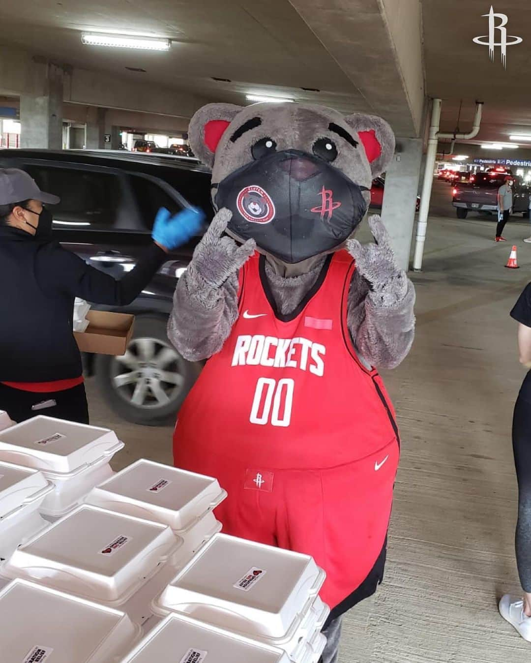 ヒューストン・ロケッツさんのインスタグラム写真 - (ヒューストン・ロケッツInstagram)「Big S/O to @opbbqrelief for partnering with us today for a drive-thru food distribution for families affected by the Texas winter storm.  Volunteers from the Rockets & @landrys_inc distributed 2,000 meals along with water provided by @silvereagledistributors courtesy of Anheuser-Busch.」2月28日 5時14分 - houstonrockets