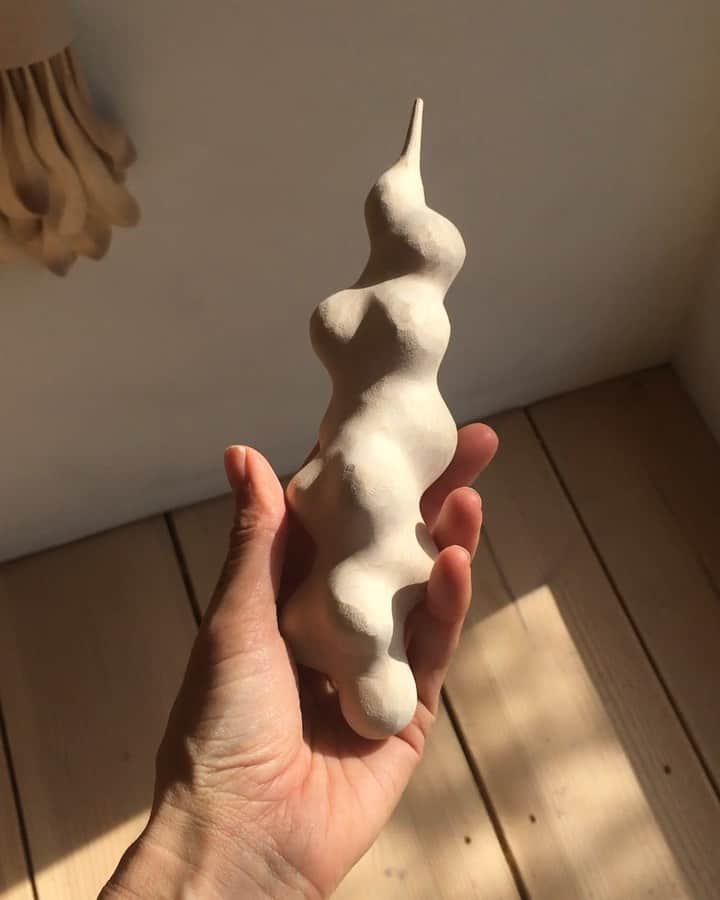 Ariele Alaskoのインスタグラム：「new piece for a new sculpture that just has ~a personality~」