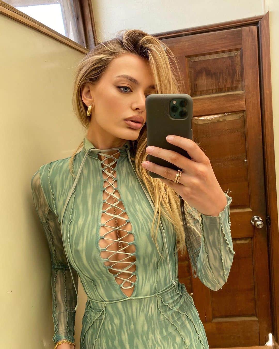 ブレッヒェ・ハイネンのインスタグラム：「🤳🏼」
