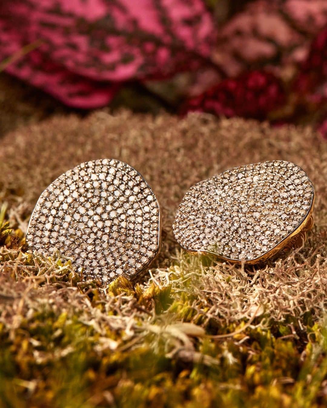 トウスのインスタグラム：「A detailed gradient of colored diamonds imitates a glazed frost on our Nenufar earrings. Don't you love them already? / El degradado de diamantes de nuestros pendientes Nenfuar recuerda a las texturas heladas. ¿Te gustan? #TOUSJewelry #TOUSLovers」