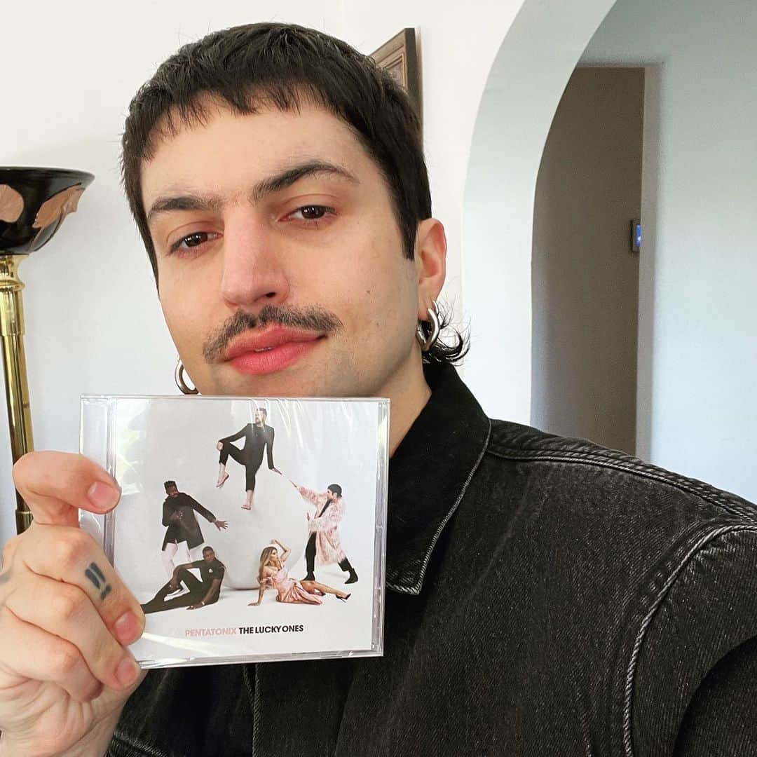 ペンタトニックスさんのインスタグラム写真 - (ペンタトニックスInstagram)「Have a physical copy of our album!? Post your selfies with it and use the hashtag #PTXTheLuckyOnes so we see!」2月28日 5時31分 - ptxofficial