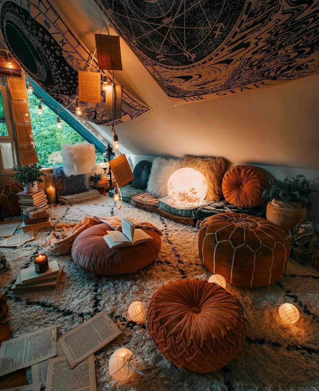 Crazy Roomsのインスタグラム：「Cozy little nook by @cfunk44 😍」