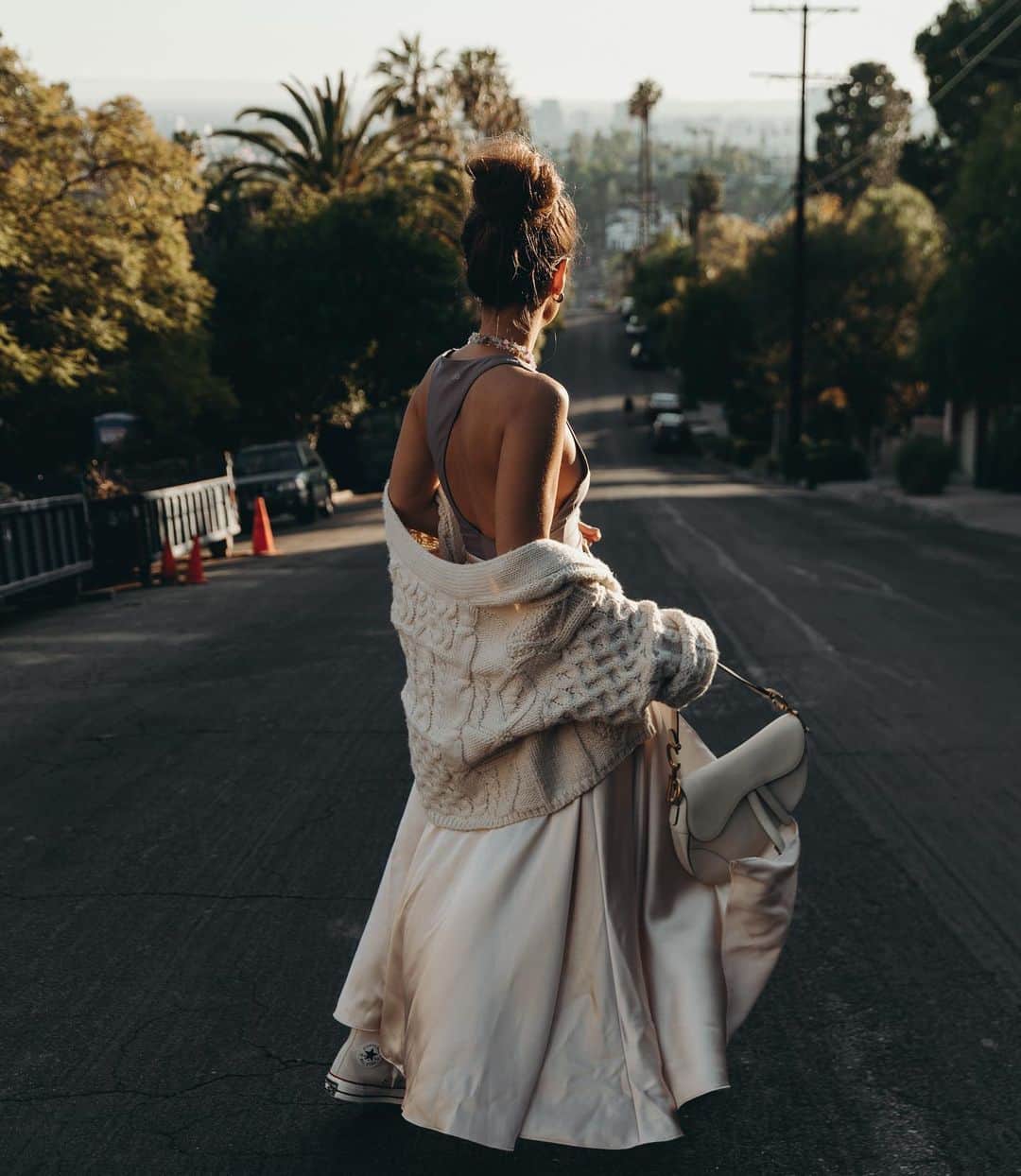 Collage Vintageのインスタグラム：「Sporty Ballerina 🤍 This street is one of my favorite to take pics in LA, the sunset views are stunning from here so we go really often to enjoy them meanwhile we shoot the outfit of the day!  @alo」