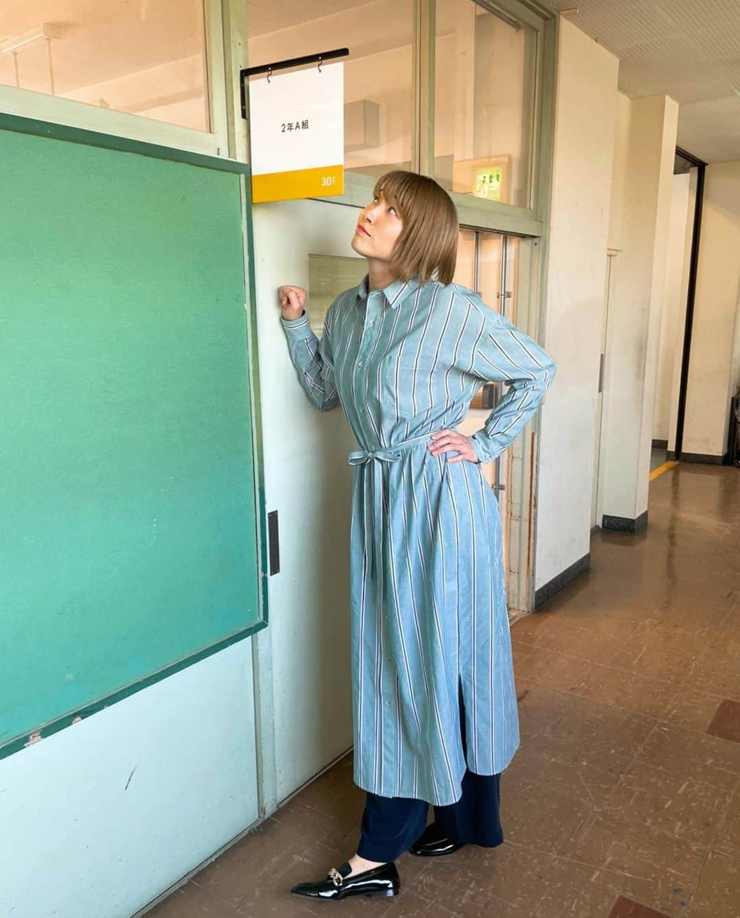 狩野舞子さんのインスタグラム写真 - (狩野舞子Instagram)「・ お台場バドミントン学園の衣装💁‍♀️ ・ シャツワンピース、パンツ @ateyaka.official  アクセサリー、シューズ スタイリスト私物 ・ バドミントン学園さん、ワイプを観ながらボソッと言った一言とかをしっかり拾ってテロップ入れてくれててすごく嬉しかったです🥺🙏笑 ・ それにしても学校の作りってこんなに小さめだったっけ😂？ ・ #フジテレビ #お台場バドミントン学園 #内田嶺衣奈 さん #潮田玲子 さん #狩野舞子 #日直眞鍋 #遊び心満載 #リアル進撃の巨人」3月29日 10時22分 - kanochan715