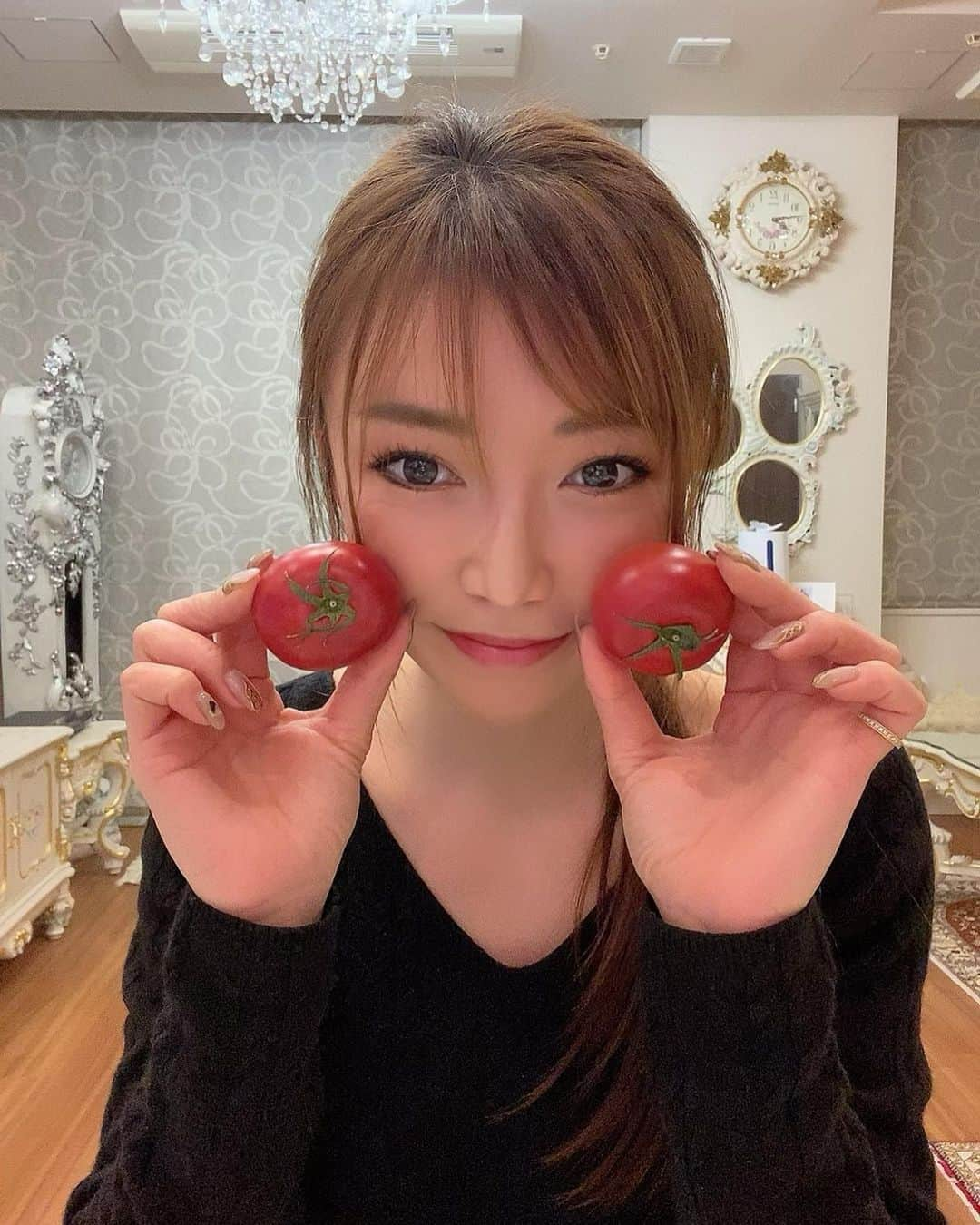 石関いづみさんのインスタグラム写真 - (石関いづみInstagram)「☺︎*･゜ﾟ･* Sweet tomato🍅 ・ 美味しいトマトが届きました✨ 普通のトマトは糖度4度くらいなんだけど このトマトは糖度10度以上なの❣️ もうフルーツだね🍓 ・ 2.3日熟成させてから食べると もっと甘〜くなって美味でした🤤 他のトマトが食べられなくなる笑 ・ ネットでも注文出来るので ぜひお試しあれ♡ ・ ・ ・ @shonanfarm #湘南ファーム #湘南スウィート #湘南トマト #トマト #お取り寄せ #甘いトマト #フルーツトマト #野菜生活 #tomato #sweets #sweettomatoes #🍅」3月29日 9時05分 - izumingolf