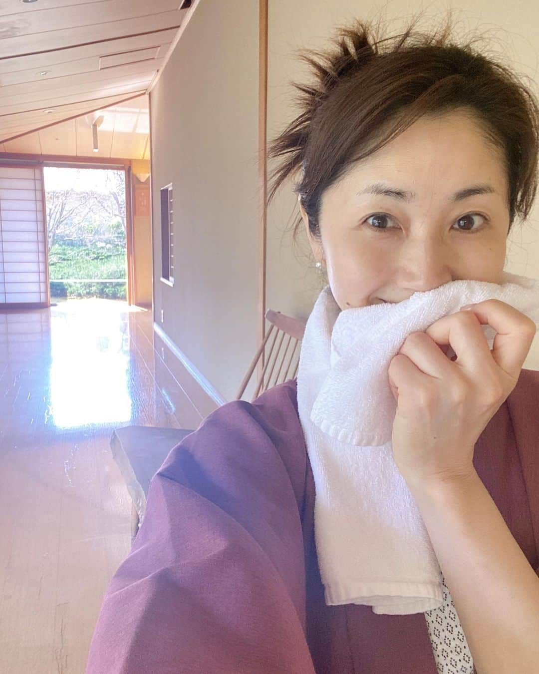 芦田桂子さんのインスタグラム写真 - (芦田桂子Instagram)「週末はひと気を避けてお篭りステイ 初めて訪れた東北の奥座敷で の〜んびり過ごしてきました♨️  プハァ〜.... 静かにカラダもココロも解放〜 幸せな時間、最高でした♪  ほぼ満室と聞いていましたが 館内どこへ行っても誰ともすれ違わないのが不思議で コロナの心配もなく安心して過ごすことができました  全身の細胞が生まれかわり 整いました！笑 また気持ち新たにがんばります 今週も宜しくお願いします☺️✨  #お誕生日温泉旅 #ありがとう  #全身の細胞が喜んでた  #日本庭園か美しい宿 #静かな時間  #泉質も私好み #茶寮宗園 #お肌しっとり #お食事も美味しい  #癒し #また訪れたい宿ができた  #therapist #model #芦田桂子」3月29日 9時34分 - keiko_ashida