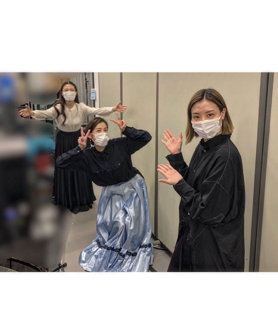 矢吹世奈のインスタグラム：「・ 家族写真撮りました👨‍👩‍👧💞  大月さんが娘で 玲実さんがお母さんで わたしはお父さん。  親戚の場面でお父さん役もやります👨🏻  こるど以外の場面も出演しますので よろしくお願いします。  #大月さゆ さん #玲実くれあ さん #エリザベート #ガラコン」