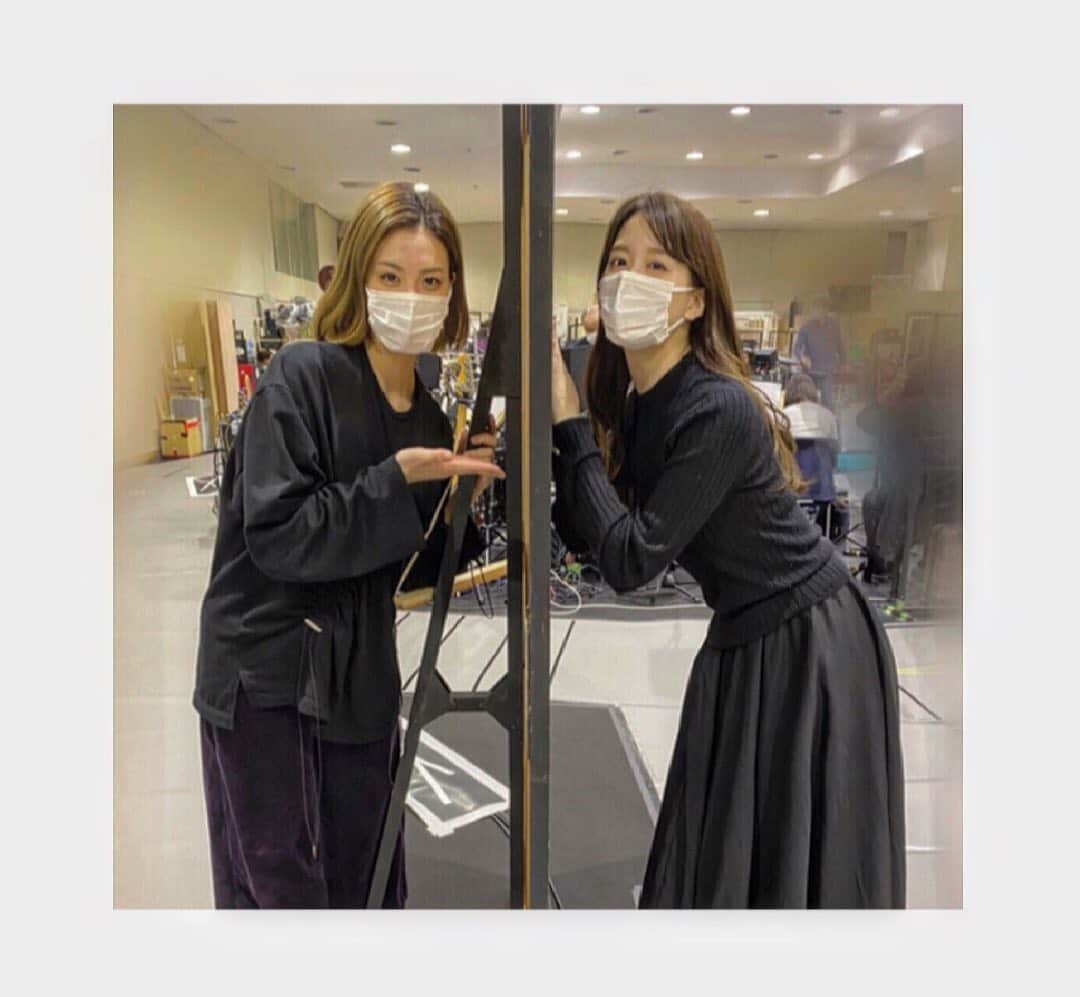 矢吹世奈のインスタグラム：「・ 花乃さんとも 撮っていただきました💞  いつ会っても可愛くて いつお話ししても優しくて面白くて 最高です💛🧡  花乃さんのシシィすきなんです。  #花乃まりあ さん #エリザベート #稽古場 #カラコン」