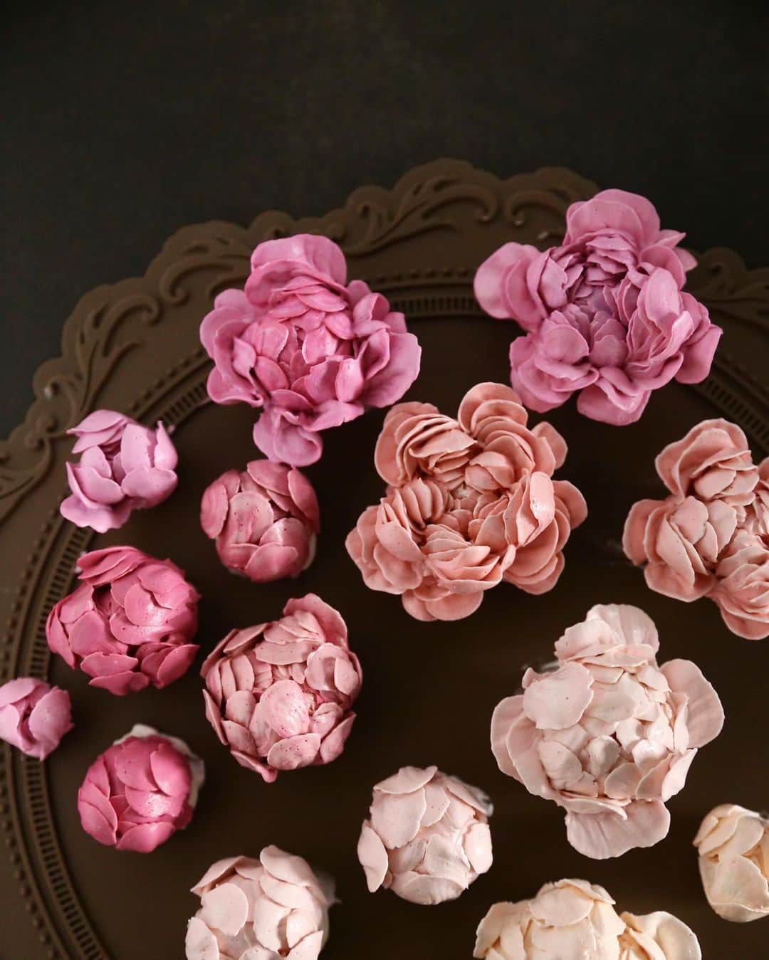 청담 수케이크 (atelier soo)さんのインスタグラム写真 - (청담 수케이크 (atelier soo)Instagram)「ㅡ Soocake peony ⚜️ Buttercream flower ㅡ #flower #cake #flowercake #partycake #birthday #bouquet #buttercream #baking #wilton #weddingcake #peony #작약 #작약케이크 ㅡ www.soocake.com」3月29日 9時56分 - soocake_ully