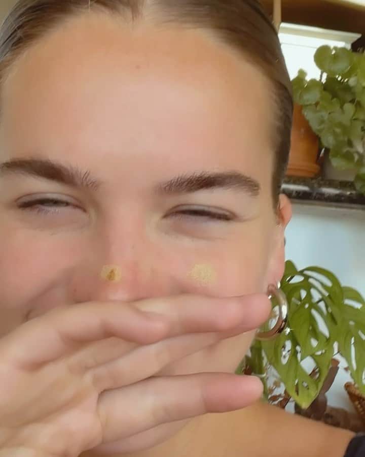 ストーミ・ヘンレイのインスタグラム：「This is how my face feels after eating pizza twice this week lolll thankfully this pimple mud I found on @pildoranow is bring me back to life lollll」