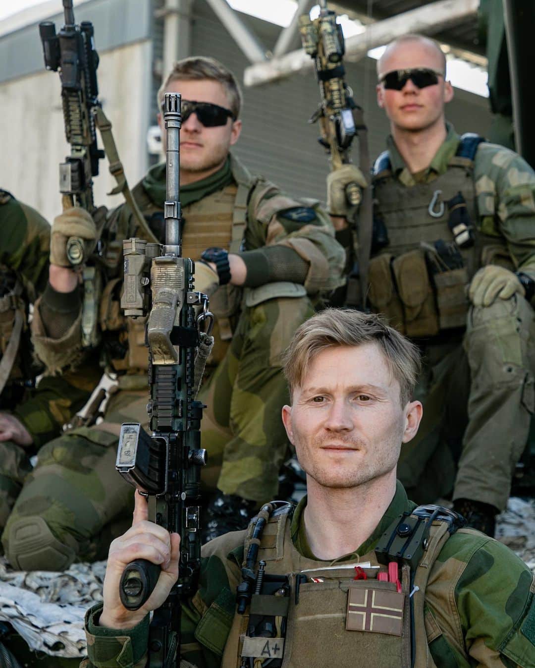マグナス・ミトボのインスタグラム：「Got a little taste of what it’s like to be in the Norwegian Army! Definitely the most exciting experience of 2021 for me! More vids soon..  Photo: @frederikringnes / Forsvaret」