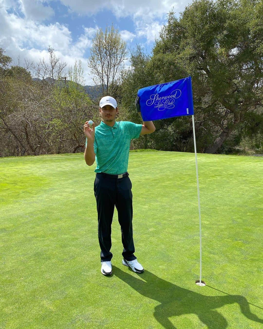 ブランドン・トーマス・リーのインスタグラム：「My first HOLE IN ONE!! This is the shit that keeps you coming back!! I’ll be chasing the dragon for the rest of my life 😂⛳️🏌️‍♂️!!!   109 yd Par 3 - 54 Degree」