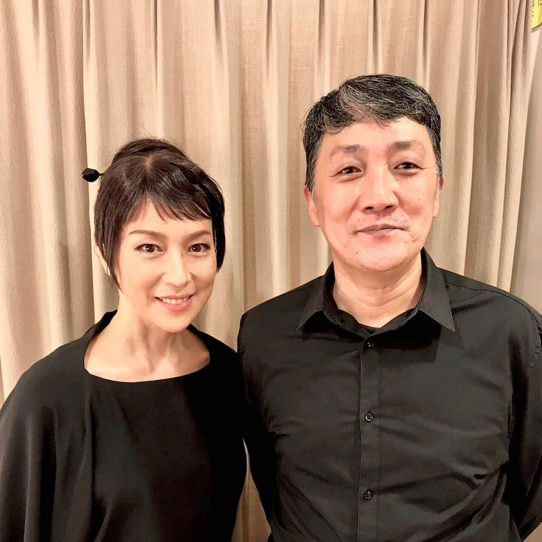 若村麻由美さんのインスタグラム写真 - (若村麻由美Instagram)「❣️源氏軍、梶原景時役の吉見一豊さんとカーテンコール後に❣️アラ？吉見さん、ヘアも舞台メイクも落としてしまっている素早さ😂舞台では、景時のリーゼントヘアがと〜ってもお似合いです。「Le Père 父」以来2度目の共演ですが、景時とは全く違って普段はとてもシャイな方。本日のポストトークにご出演です。楽しみ💓  『子午線の祀り』 公演中〜3月30日(火)千穐楽 世田谷パブリックシアター ロビー開場：開演45分前　 客席開場：開演30分前　 開演：14:00(数分前に出演者登場) 上演時間：3時間10分(20分休憩含む)  《ポストトーク》3月29日(月)終演後30分間： 出演：野村・成河・吉見・星  #若村麻由美 #mayumiwakamura #舞台 #子午線の祀り #世田谷パブリックシアター #野村萬斎 #成河 #河原崎國太郎 #吉見一豊 #村田雄浩 #星智也 #月崎晴夫 #金子あい #時田光洋 #松浦海之介 #岩崎正寛 #浦野真介 #神保良介 #武田桂 #遠山悠介 #森永友基 #ポストトーク #追加席 #販売中」3月29日 7時25分 - mayumiwakamura_official