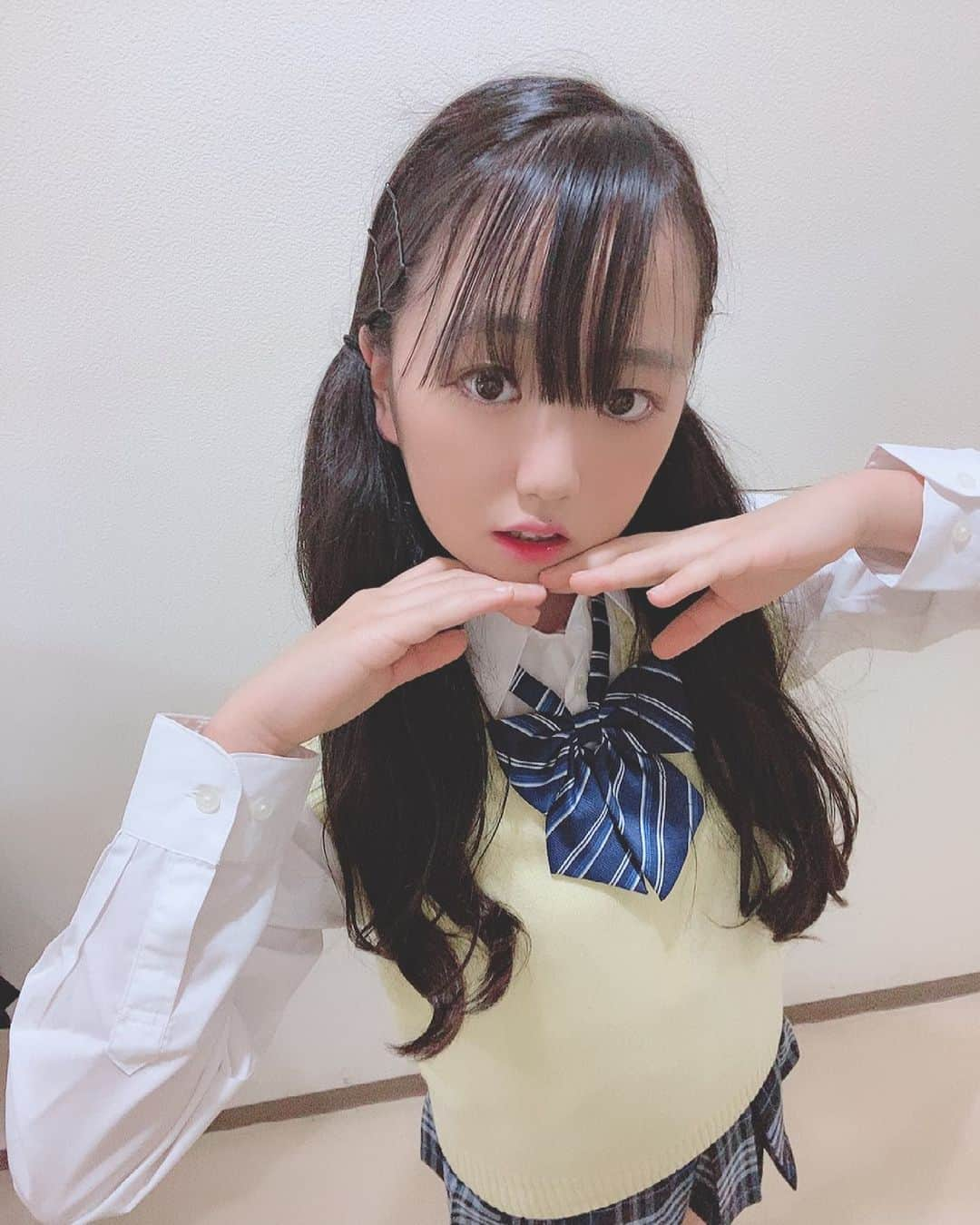 小夏ゆあなのインスタグラム：「こーゆー制服好きですか？💛   #jc1  #制服」