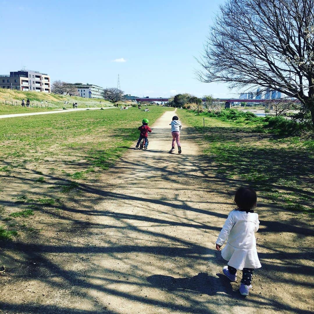 木下あゆ美のインスタグラム：「先日、友達2人と子供達でお花見🌸　 まっすぐな一本道、気持ちよくて人も少ない良い場所発見しました。😊　　子供達も走り回って、よく眠ってくれてサイコー #春休み　#沢山遊んで沢山寝て欲しい　でも長男は#くもんに追われている　#公文始めました　 #niceview」