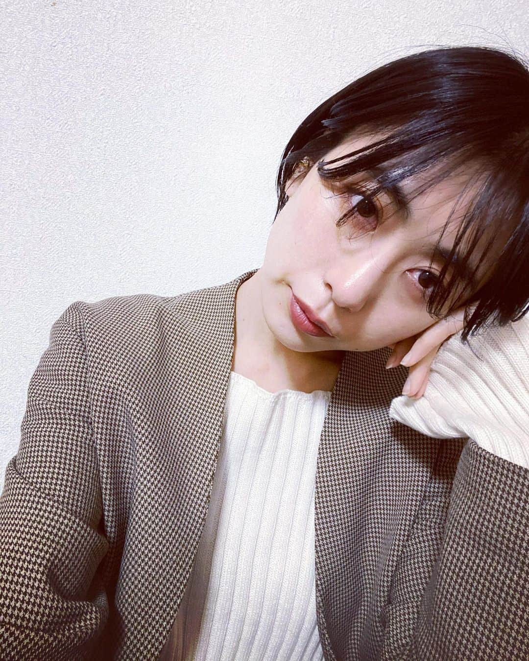 のインスタグラム：「. 🌕 〰︎〰︎✂︎〰︎〰︎ .  .  .  .  .  . 🪡 チョット #前髪 キリマシタ✂︎」