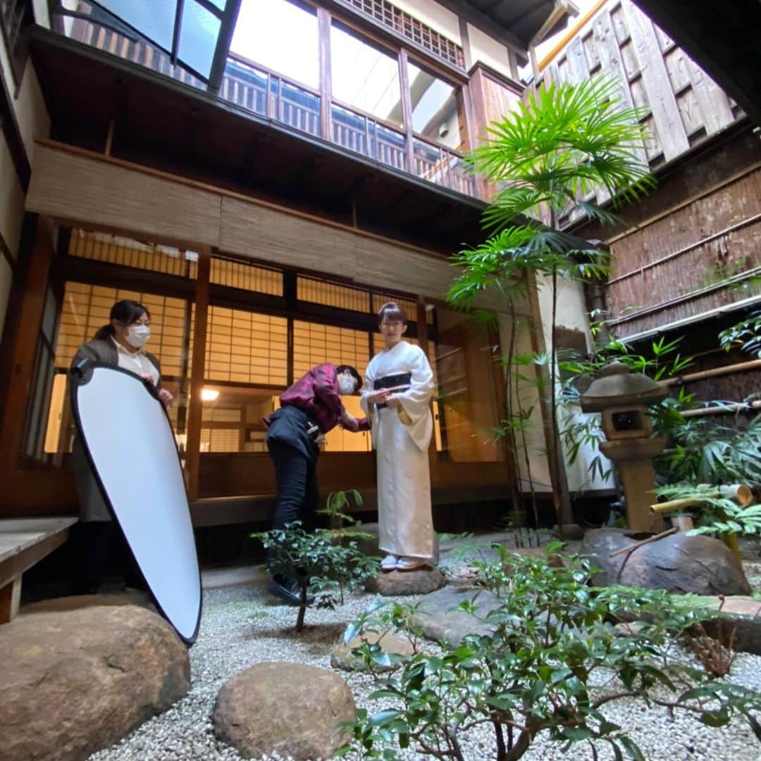 唐橋ユミさんのインスタグラム写真 - (唐橋ユミInstagram)「京都の啓明商事さんで着物撮影👘 奥の深い町家にある中庭は 自然の光とやわらかい風が通る 気持ちよい空間でした。 ポスターが完成したら 小紋屋高田さんのお着物など詳しく 説明を✨  この桜は 市田ひろみさん美容室のすぐ裏にある 高瀬川の桜🌸」3月25日 11時44分 - yumikarahashi