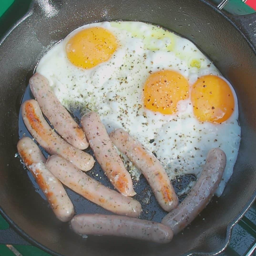 植草克秀のインスタグラム：「キャンプで作る目玉焼きって、なんでこんなに美味しそうに見えるんだろう😆  #植草克秀  #katsuhideuekusa  #キャンプ #朝ごはん」