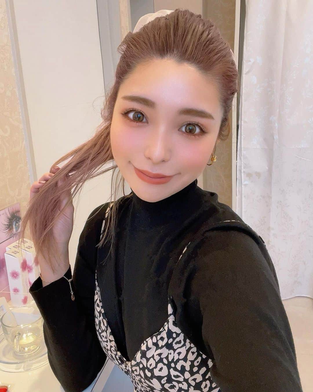 Hitomiのインスタグラム：「❤︎  最近はナチュラルメイクにハマって💄 　@aries_ebisu でパリジェンヌしてもらってから ずっとマスカラだけだよ😌 ちょー顔薄いんだけどステージメイク 覚えているだろうか。。🤔不安。。。 . #cyberjapan #サイバージャパン」