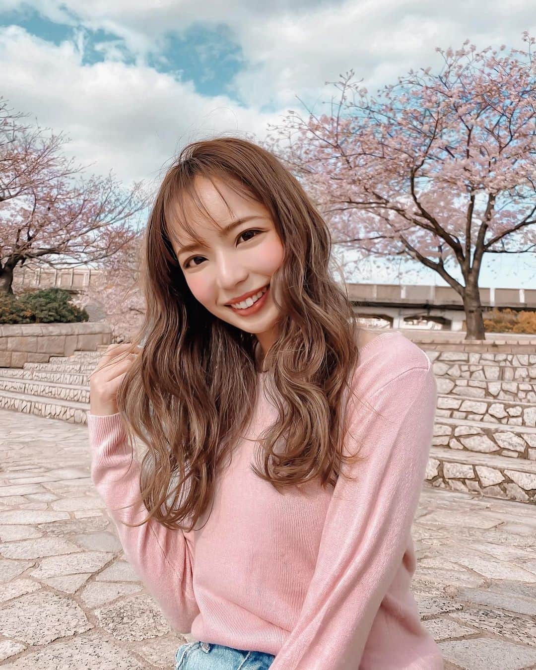 のインスタグラム：「神戸はところどころ﻿ 咲いてきてるね〜桜ちゃん🌸﻿ ﻿ 今年も近所の桜で春満喫しよぉ😌💕﻿ しゃーなしだね😙✌︎﻿ ﻿ 前髪 ✂︎切ったと見せかけて﻿ 去年の写真🤳w ﻿ ﻿ ﻿ #桜 #春 #spring #🌸﻿」