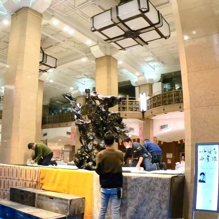 のインスタグラム：「30日(火)まで東京日本橋髙島屋1階に展示中の大作「春風」のいけこみ風景🌸 約3時間のいけこみを#タイムラプス で1分にしました。  #小原流 #いけばな小原流 #ohararyu  #oharaschoolofikebana #いけばな #插花 #ikebana #華道 #小原宏貴 #hirokiohara #花のある暮らし #花好きの人と繋がりたい #flowerstagram #flowerartist #flower #flowers #flowerlovers #髙島屋 #高島屋 #桜 #cherryblossom #timelapse」