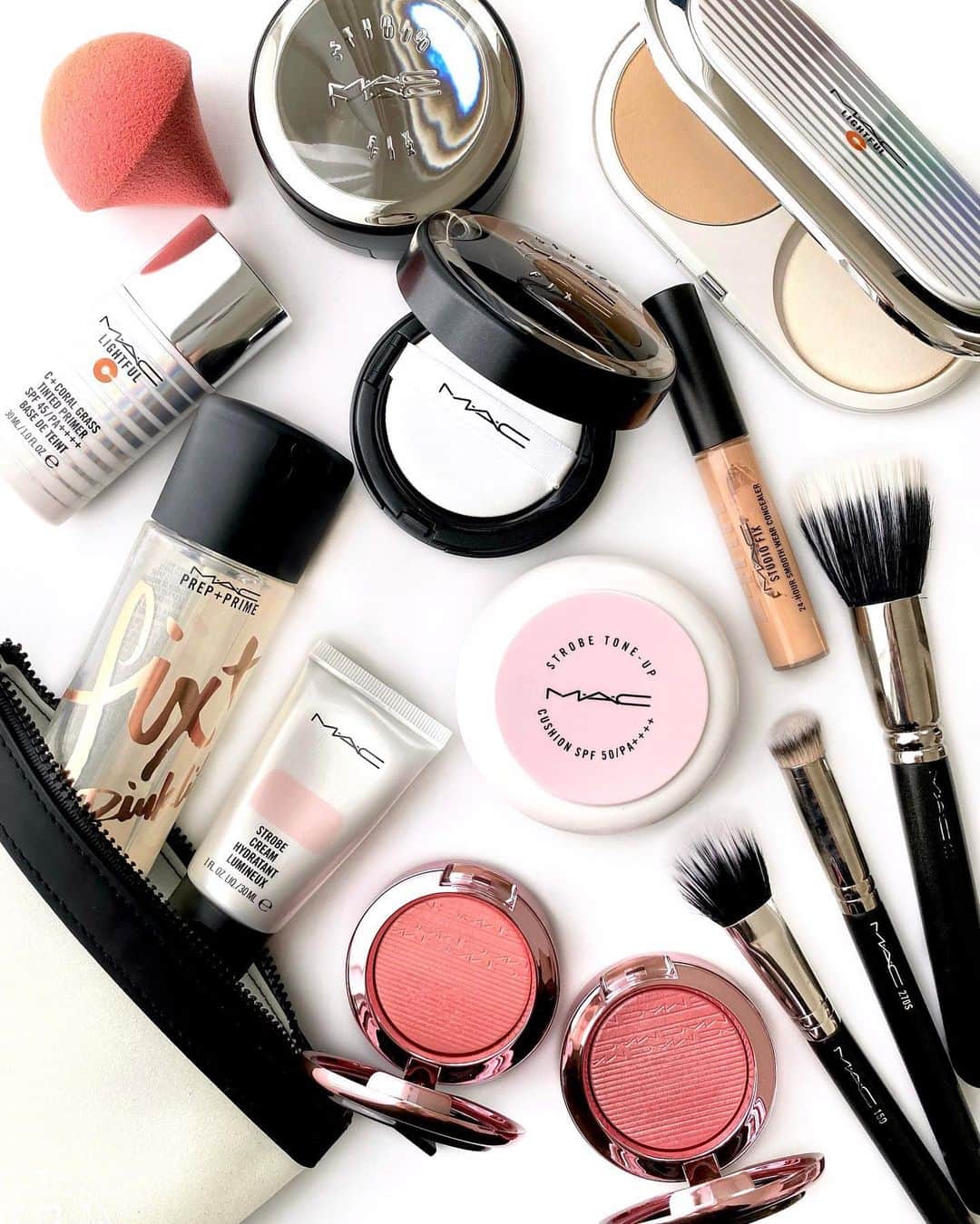 M∙A∙C Cosmetics Japanのインスタグラム：「本日の『スキンケアアンバサダーが伝授！春夏におすすめのツヤ肌ベースメイク』の#MACインスタライブ で使用した製品はこちらです👇 with ASAMI HIRANO @asami_makeup ＆MIE KAWAMOTO @make_mie_up  ご視聴いただいた皆さま、ありがとうございました✨ 時間のご都合が合わなかった方も、IGTVにてライブを公開しております。ぜひご覧ください📺 ㅤ 【ASAMI HIRANO使用製品】（画像2枚目） ＊FACE ・ストロボ トーンアップ キット ・スタジオ フィックス スムース ウェア コンシーラー（NW28） →270ブラシ ・ライトフル C+ SPF 30 ファンデーション →187ブラシ ・エクストラ ディメンション ブラッシュ ルーム トゥ ブルーム →159ブラシ ＊EYES ・パウダー キス アイシャドウ ワット クラウト! ・スモール アイシャドウ エスプレッソ ＊LIPS ・グロー プレイ リップ バーム フローラル コーラル 　 【MIE KAWAMOTO使用製品】（画像3枚目） ＊FACE ・ストロボ キット ・ライトフル C+ ティンティッド プライマー SPF 45 ・スタジオ フィックス コンプリート カバレッジ クッション コンパクト SPF 50（N18／NC35） ・プロ パフォーマンス スポンジ ・エクストラ ディメンション ブラッシュ ルック, ドント タッチ! →187ブラシ ＊EYES ・エクストラ ディメンション ブラッシュ ルック, ドント タッチ! ・パウダー キス アイシャドウ ベスト オブ ミー ・パウダー キス アイシャドウ ディーズ バッグス アー デザイナー ＊LIPS ・グロー プレイ リップ バーム スウィート トリート ・リップ ペンシル ストリップダウンㅤ ㅤ #MACトラベルキット #MACTRAVELKIT」