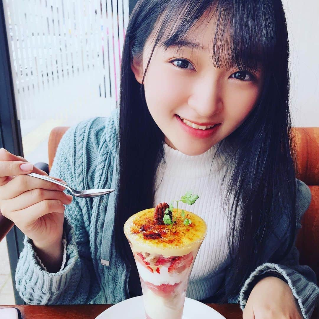 前野えまさんのインスタグラム写真 - (前野えまInstagram)「春になると毎年食べたくなるロイホの苺のブリュレパフェ🍓🍨 カリカリのクリームブリュレのところを崩した時にとろ〜りと出てくるカスタードと苺がたまりません😋 ・ ・ #苺 #ブリュレ #パフェ #ロイヤルホスト #デザート #別腹スイーツ #苺スイーツ #春スイーツ #ロイホ #仕事の合間に #幸せな時間   #strawberry #parfait #creambrulee #sweets #movie #sweetstagram #royalhost  #followme #tagsforlikes #tflers #tagsforlikesapp #actress #actor #girl #photography #portrait #portraitphotography #daily_phot_jpn #japan_daytime_view」3月25日 6時16分 - maeno_ema