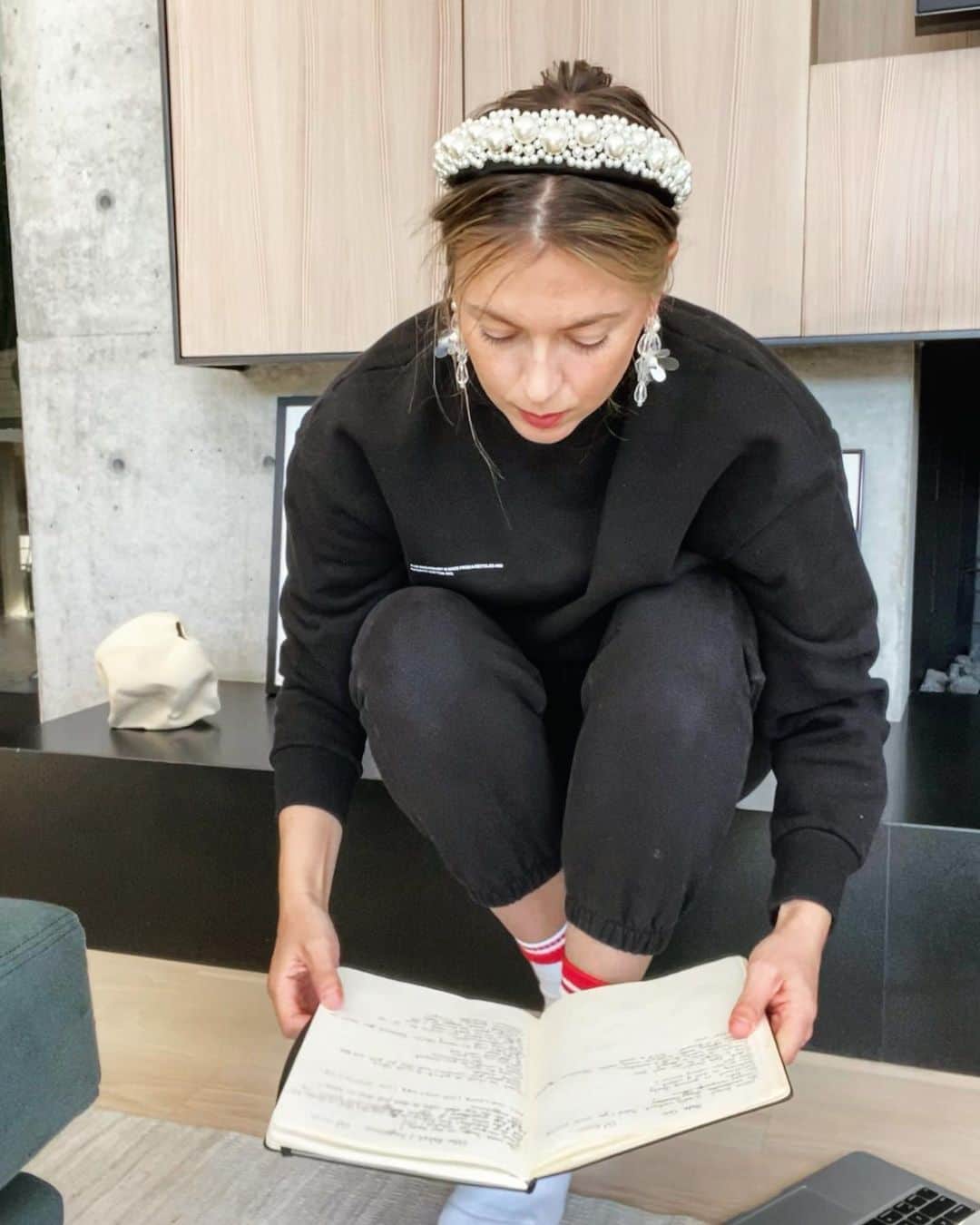 マリア・シャラポワのインスタグラム：「Forget the office desk. I’ve moved on to the floor a long time ago 🐹」
