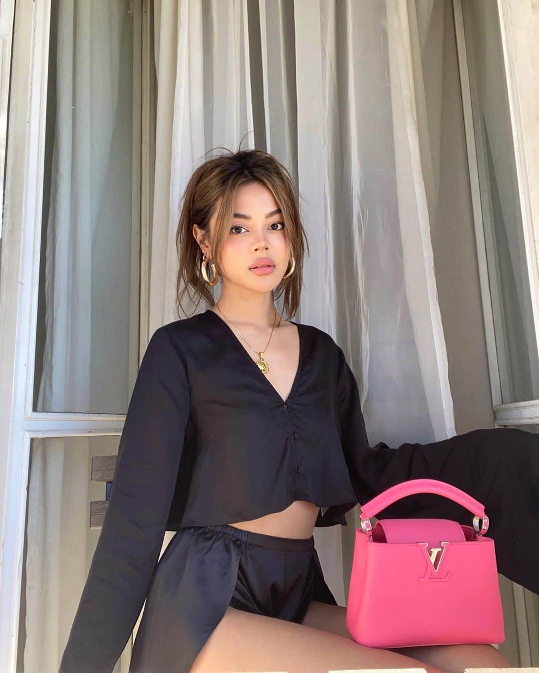 リリーマイマックのインスタグラム：「Good morning! I have a good feeling about today 😊 @revolve @lacademie_ #RevolveInBloom」