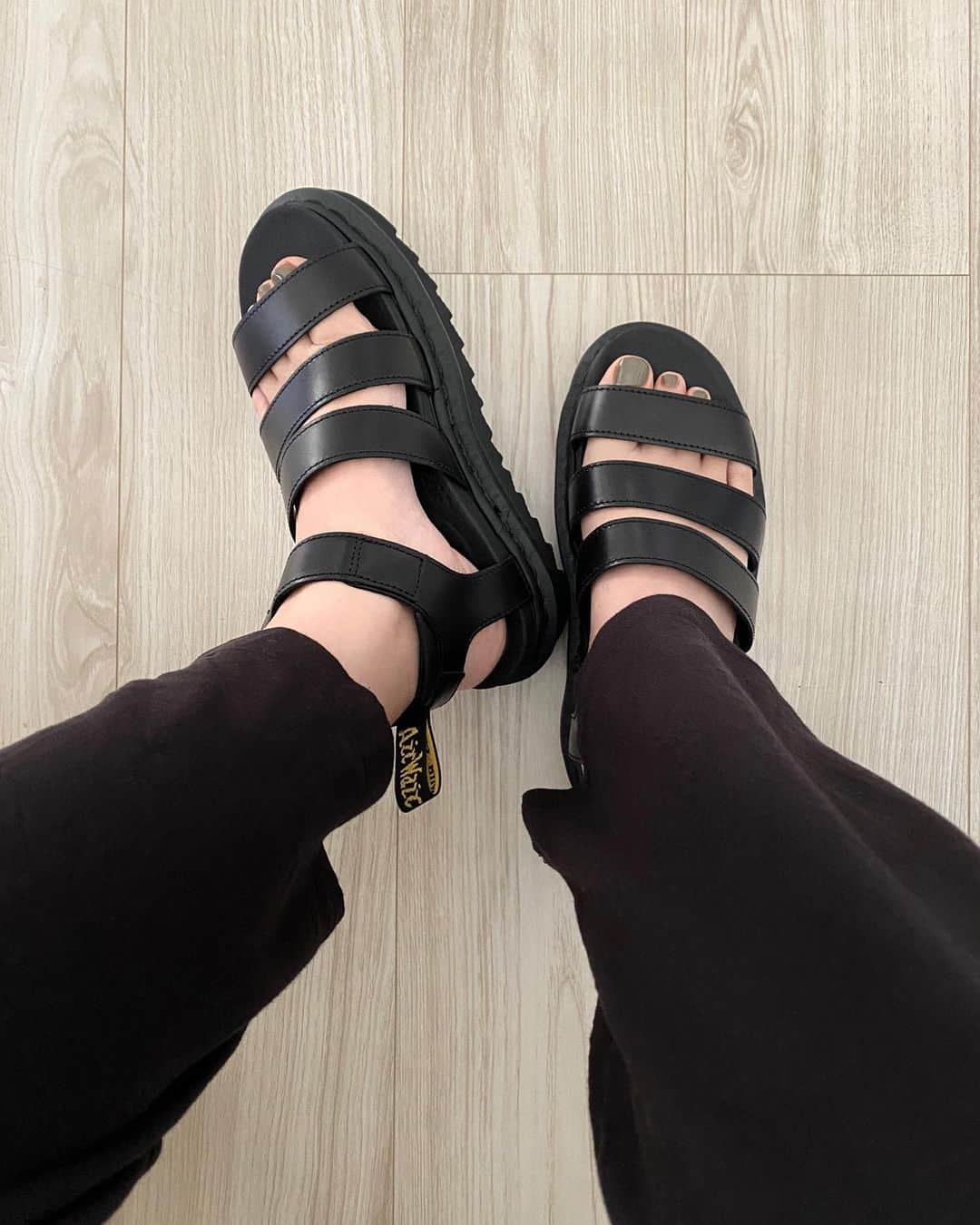 のインスタグラム：「🖤👡 背が少し高くなった気分😏 #doctormartens  #ドクターマーチン」