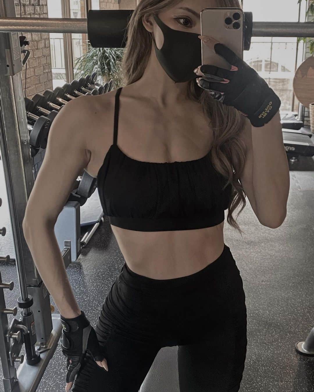 小原優花のインスタグラム：「GM🌞♡  今年はどこまで身体かわるかな🥺 GYM @beyond.akasaka  いつもありがとうございます🙏🏻❣️  WEAR @iral_official  全身ブラックでもシャーリングで女性らしく♡めちゃくちゃお気に入りです🥰  #workout #gym #fitness #training #筋トレ #筋肉女子 #beyond #パーソナルジム #フィットネスウェア #iral #アイラル」