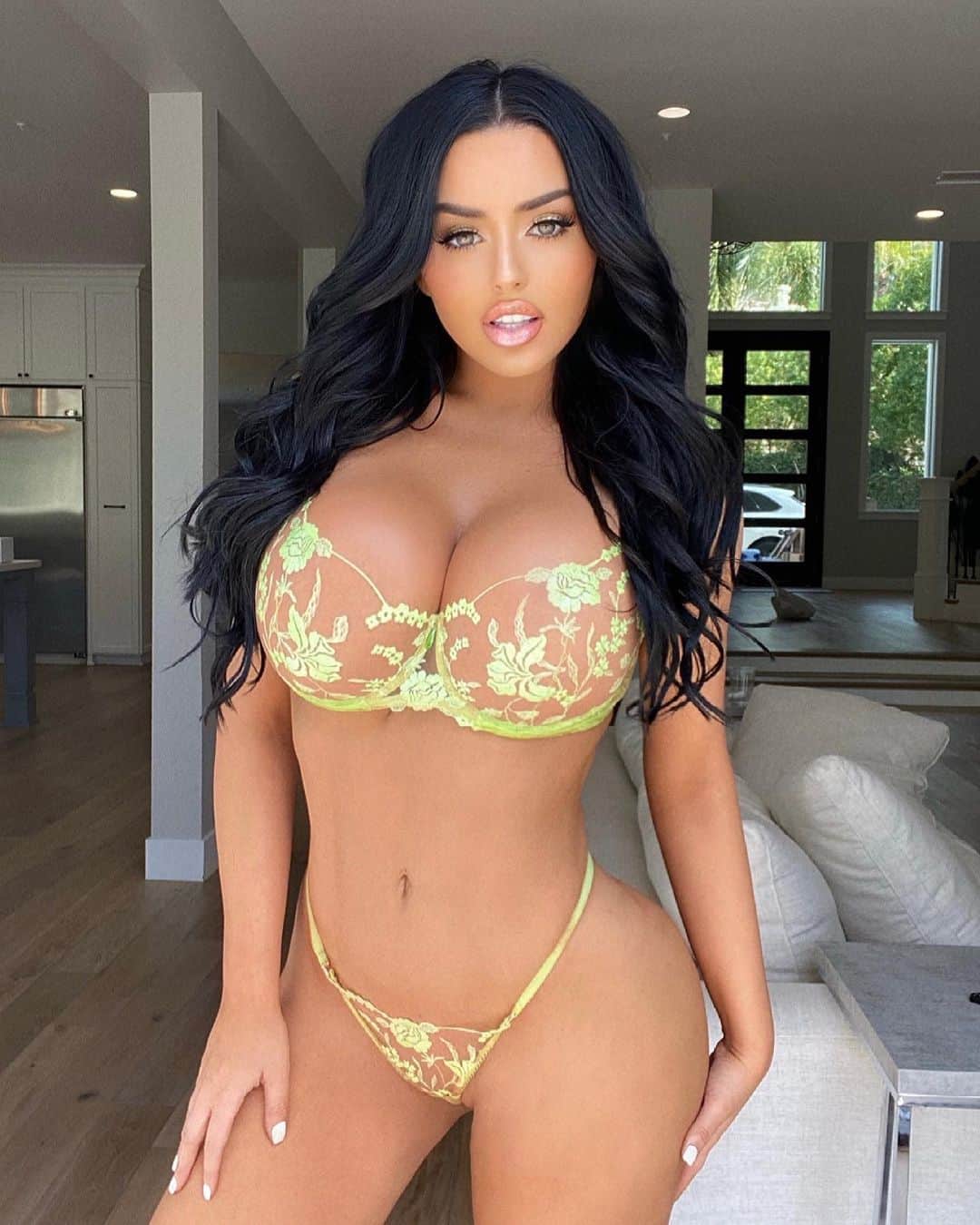 アビゲイル・ラッチフォードのインスタグラム：「1, 2, or 3 !? 🥳 Help me decide guys ; ) 🍐🍋🍏 Wearing @honeybirdette 🔥」
