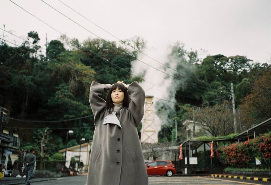 水川あさみさんのインスタグラム写真 - (水川あさみInstagram)「わたしはあんたの事、嫌いだったけど今はほんの1センチくらいは好きになった。  #ナイルパーチの女子会 #フィルムで撮った現場写真」3月25日 9時53分 - mizukawa_asami