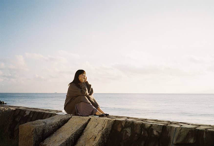 水川あさみさんのインスタグラム写真 - (水川あさみInstagram)「わたしはあんたの事、嫌いだったけど今はほんの1センチくらいは好きになった。  #ナイルパーチの女子会 #フィルムで撮った現場写真」3月25日 9時53分 - mizukawa_asami