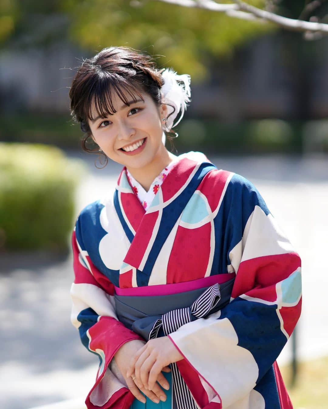 のインスタグラム：「同志社大学文学部英文学科を卒業しました  同志社で、関西で、出逢えた全ての皆さん、本当にありがとうございました😌❤️１人でも欠けていたら、私の大学生活は満足できなかったかもと思うくらい、（少し話したことある人から大親友まで）全員にとても感謝しています🧚🏻‍♂️ まだまだ未熟な私ですが、何でこんなに沢山の素晴らしい人達と出会えて、仲良くなれたんだろうと不思議なくらい、大学生活に悔いはないです！同志社を選んだ４年前の自分、良くやった！！！それぞれ素敵な魅力を持った友人達、ご指導くださった先生方、ずっと支えてくれている家族に恩返しできるよう、春から頑張ります✨  これからもよろしくお願いします！」