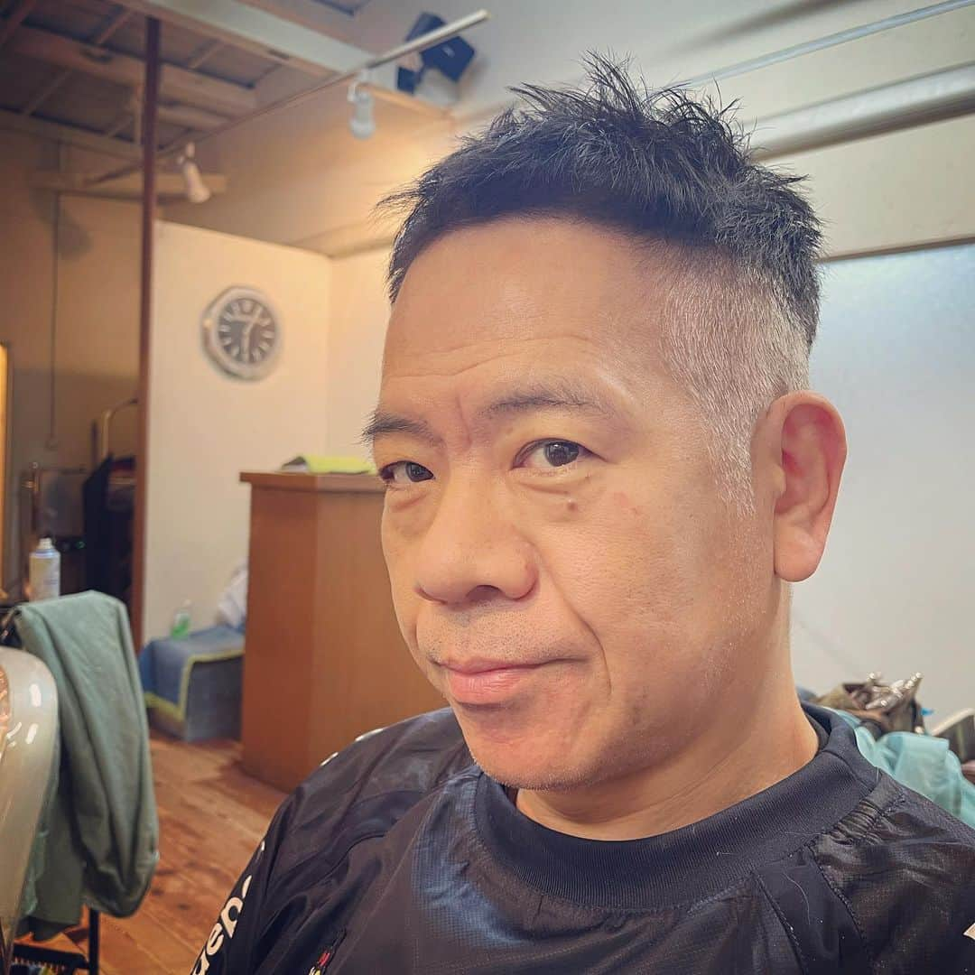 杉本知香さんのインスタグラム写真 - (杉本知香Instagram)「原西さん、15年ぶりのヘアチェンジ🦍‼️ 今朝のYahooニュースにも載ってて嬉しい🦍🎶  イメージ図、走り書きだったので汚くてすいません💦 パーマかけるとしたらの提案は、くせ毛だからセットで動き出るので私の中では却下（笑） ゴリラはボスゴリラになるとシルバーバックになるので、 原西さんも50歳になったのでシルバーバックに🦍❣️ 前髪からぐるっとなだらかな曲線でベレー帽被ってる感じです🦍❗️ あら不思議❣️フサフサに見え〜るスタイル🦍🎶 仕上がりの両サイド、自分染めが残ってたのでYouTube撮った2日あとに削ったらめちゃくちゃイケメンゴリラに🦍🎶 あ、YouTube最初のトークでの岩尾さんの話、岩尾さんは担当してないので誤情報です（笑）💦  #中目黒美容室#超合キーン #FUJIWARA原西#FUJIWARA#原西前髪 #原西ゴリラ#シルバーバック　🦍#ボスゴリラヘア #木村フィリップミノル  #シャバーニ」3月25日 10時14分 - sugimotoc