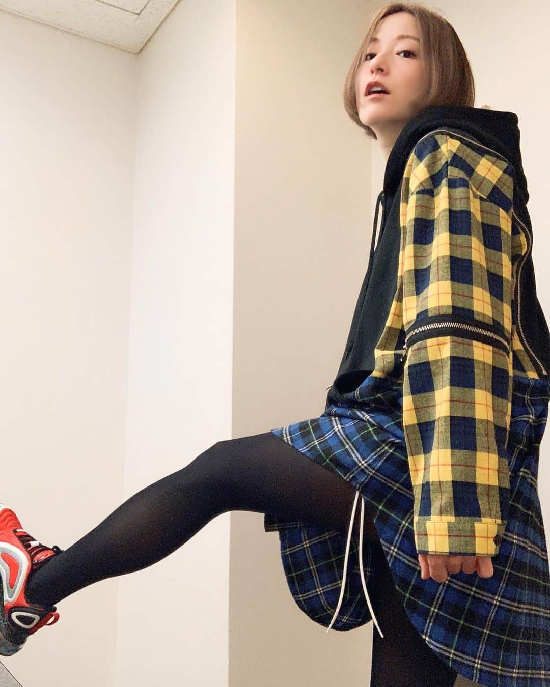 のインスタグラム：「ㅤㅤㅤㅤㅤㅤㅤㅤㅤㅤㅤㅤㅤ #私服戦隊ミヤジマン  チェック💙💛チェック ㅤㅤㅤㅤㅤㅤㅤㅤㅤㅤㅤㅤㅤ hoodie: @candystripper_official #candystripper  shortpants: catcopy sneakers: @undercover_lab @nike #undercover #undercovernike  ㅤㅤㅤㅤㅤㅤㅤㅤㅤㅤㅤㅤㅤ #ジェンダーレス女子 #ジェンダーレス #派手服 #派手コーデ #派手髪女子 #派手髪ショート #ボーイッシュコーデ #今日のコーデ #ootd #宮島咲良 #ミヤジマン #ぼっち戦隊ミヤジマン」