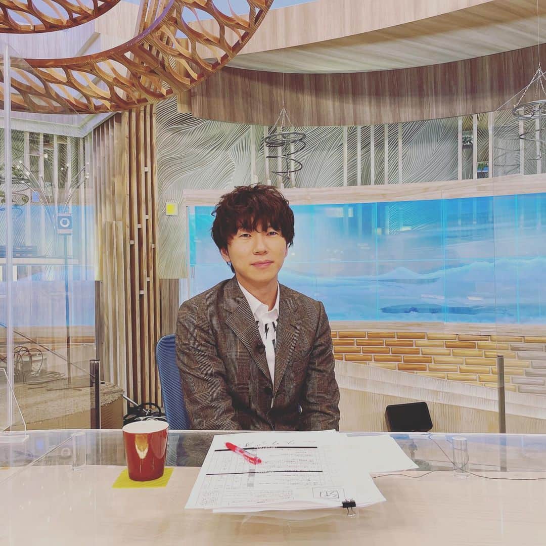古市憲寿のインスタグラム：「最後の #とくダネ 出演でした。現金なやつといわれそうですが、来週からは木曜日に #めざましエイト にでます。」