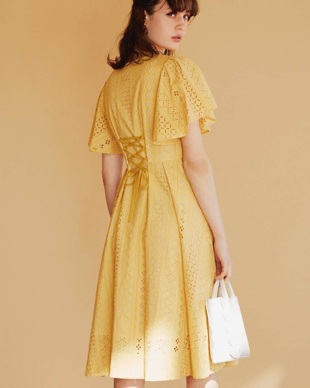 のインスタグラム：「【👗Recommend ITEM👜💕】 店頭入荷中のおすすめアイテムをご紹介💁‍♀️✨  ストライプ柄のレースが 甘すぎず程よくフェミニンな コットンレースワンピース💐 気になる二の腕部分にはフリル 顔回りを綺麗に見せるVネック ウエストの後ろ部分は シフォンリボンのレースアップになっており 調整出来るので 着る人を美しく見せてくれる1枚です😆✨ どの色も迷ってしまう 春らしいラベンダー、マスタードイエロー、オフホワイトの3色展開です❤️  👉31filles  なっちゃん （158cm/ @31.natchan ） の着こなしをCHECK❣️ ———————————————————— 🔻店頭入荷中!!✨ ✔︎コットンレースフレアスリーブワンピース￥14,300 #31sdm品番071260 カラー(ラベンダー/オフホワイト/マスタードイエロー) サイズ（36/38） ———————————————————— ⚠️価格は税込みとなります⚠️  入荷予定日や在庫は、店舗により異なります。また、予告なく入荷日が変更となる場合がございますのでご了承ください🙇‍♀ 店舗では、入荷連絡も承っておりますので スタッフまでお声掛けください💁‍♀️💕 #31Sonsdemode #31sdm #31sdm_outfit #31 #fashion #coordinate #spring #feminine #new #cute #onepiece #lace #トランテアンソンドゥモード #トランテアン  #コーディネート #フェミニン #新作 #春 #映え #大人可愛い #春コーデ #ワンピース #レース #レースワンピース #コットンレース #ワンピースコーデ #スタイルアップ #春ワンピース #大人気」