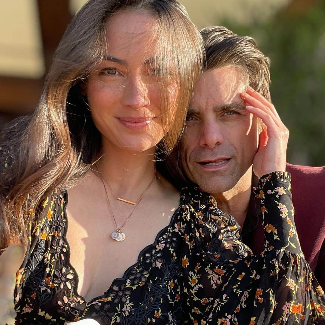 ジョン・ステイモスさんのインスタグラム写真 - (ジョン・ステイモスInstagram)「Is it still considered #datenight if we’re home before 7pm?」3月25日 10時53分 - johnstamos