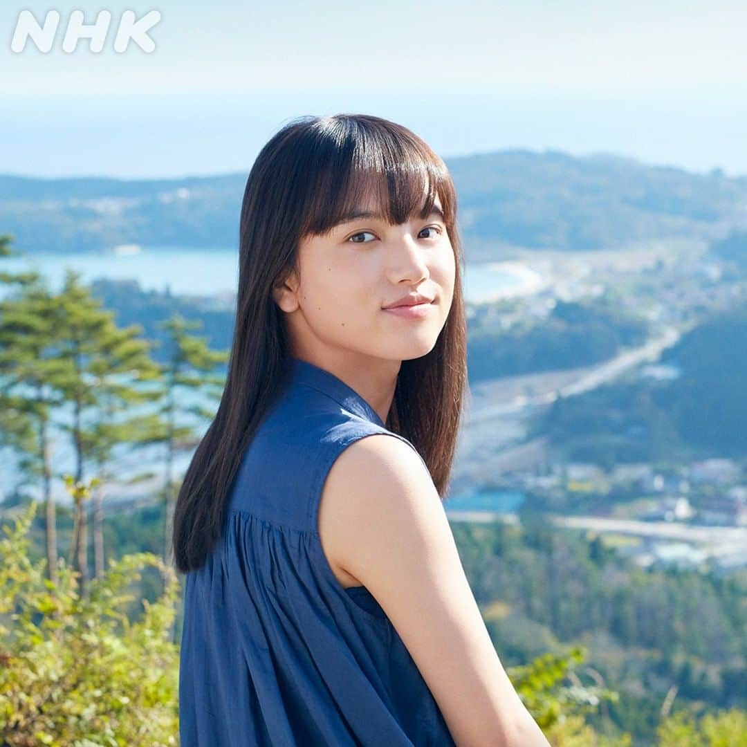NHK「おかえりモネ」のインスタグラム：「#おかえりモネ ご当地・宮城版のポスタービジュアルが完成しました！  清原さんの直筆メッセージ入りです✒  #朝ドラ #清原果耶 #気仙沼  🌞 #5月17日放送開始 🌞」